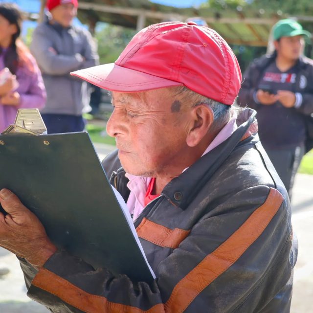 ¡Corazones felices en Morasurco! ❤️✨
Para nosotros en Montagas, ser buenos vecinos va mucho más allá de compartir un territorio; se trata de compartir sonrisas, sueños y bienestar. 🤝🏠
Visitamos el Corregimiento de Morasurco, nuestros vecinos más cercanos a la planta de envasado de Daza, para entregar un detalle cargado de cariño a los niños y sus familias. Ver la alegría de la comunidad nos motiva a seguir trabajando con el corazón por nuestra región. 🎁🎈
¡Gracias por recibirnos con tanto afecto! Juntos construimos una vecindad más fuerte. 💙

#Montagas #ResponsabilidadSocial #Morasurco #BuenaVecindad #CompromisoSocial Nariño